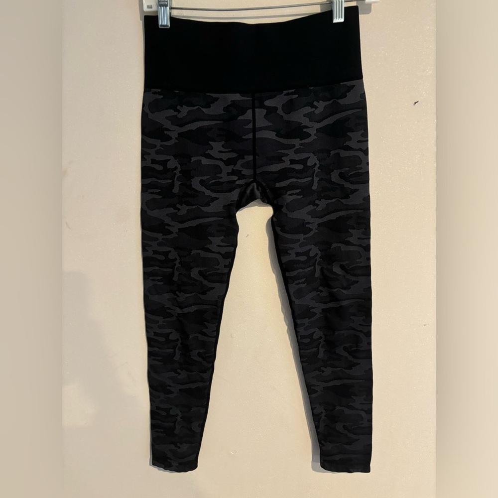 SoulCycle Women’s Size M Gray Camo Crop Athletic Leggings